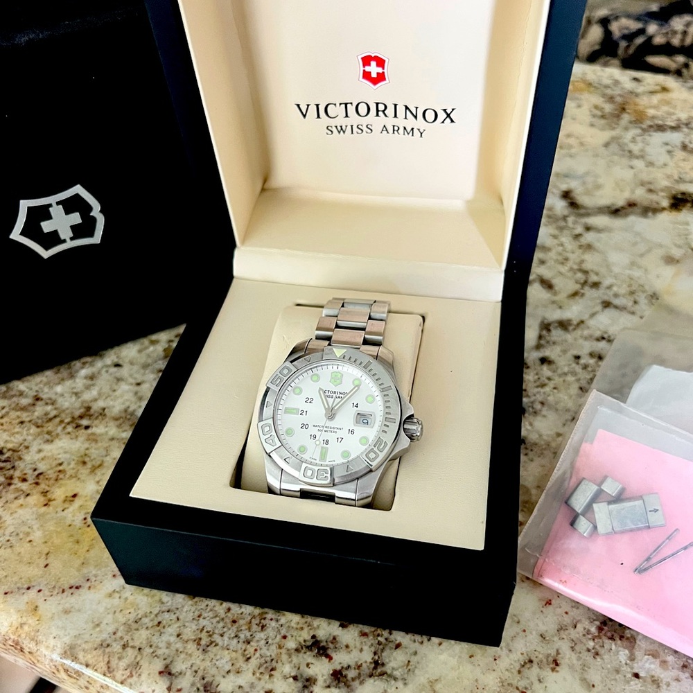 NWOT Swiss Army Watch w/ extra links. Needs a battery. Purchased for $375